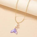 Elegante collar dorado con colgante de cola de sirena violeta degradado y perlas blancas - Cola de Sirena Púrpura Degradado (X86-Mermaid Tail)