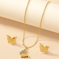 Elegante conjunto de joyas de mariposa dorada con collar de colgante y pendientes de botón - Juego de Collar y Pendientes de Mariposa Dorada (T4)