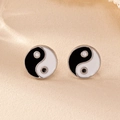 Primer plano de pendientes Yin Yang con acabado de esmalte suave blanco y negro - Negro