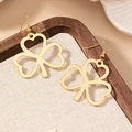 Boucles d'oreilles trèfle dorées minimalistes avec feuilles en forme de cœur évidées - Doré
