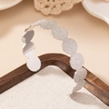 Chique zilveren open armband met matte textuur en ronde geschakelde ringen - Zilver
