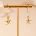 Exquisitos pendientes de aro dorados con estrellas de mar texturizadas para vacaciones - Dorado