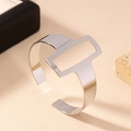 Bracciale rigido geometrico argento con intaglio rettangolare lucido su espositore - Argento