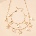 Detail von Goldketten-Set mit Muschel- und Seesternanhängern im maritimen Urlaubsstil - Perlweiß 2er-Set
