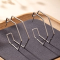 Polierte silberne geometrische Sechseck-Ohrringe auf einem minimalistischen Holztablett - Silber