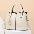 Sac à main élégant blanc crème en cuir grainé avec gaufrage carré et pendentif doré - Blanc Cassé