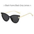 Lunettes de soleil œil de chat, monture noire brillante et branches dorées avec verres gris - Monture Noire Verres Noir Gris