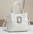 Borsa bianca con trama a lucertola, fibbia di cristallo e tracolla regolabile - Bianco