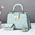 Détail du sac à main matelassé bleu menthe avec garnitures dorées et bandoulière - Vert