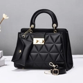 Détail du sac Boston noir matelassé avec boucle dorée et petite pochette assortie - Noir