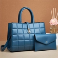 Set borsa tote e pochette blu scuro trapuntata con dettagli dorati e stile elegante - Blu