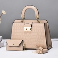 Dettaglio della borsa beige goffrata coccodrillo con bustina coordinata e catena in metallo - Cachi