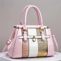 Bolso bandolera rosa de charol con textura de lagarto y elegantes detalles dorados - Rosa
