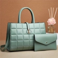 Set borsa tote e pochette verde menta con trama goffrata e dettagli dorati - Verde