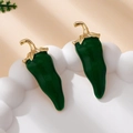 Detail von grünen Chili-Ohrringen mit Gold-Tropföl-Glasur auf einem weißen Tablett - Grün