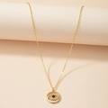 Goldene Evil Eye Halskette mit funkelnden Kristallen auf minimalistischem Display - Schwarz