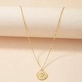 Collier médaille soleil doré vintage avec visage en relief et symboles du zodiaque - Doré