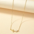 Elegante goldene Tulpenhalskette mit weißen Emaille-Blüten auf schlichtem Ständer - Perlweiß
