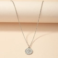 Collier vintage argenté avec pendentif soleil et douze signes du zodiaque sur fond rose - Argenté
