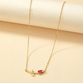 Elegante goldene Tulpen-Halskette mit roter Emaille-Blüte auf minimalistischem Sockel - Rot