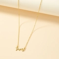 Goldene Herzschlag-EKG-Halskette mit Herzanhänger auf minimalistischem beigem Hintergrund - Gold