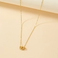 Elegante collar dorado con tres colgantes entrelazados en forma de corazón hueco - Dorado