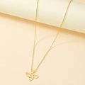 Élégant collier doré à chaîne fine avec pendentif abeille minimaliste sur un socle - Doré