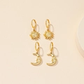 Goldene Ohrringe mit Sonnen und Mondgesicht im minimalistischen Boho Vintage Stil - Sonne und Mond Gold Set