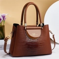 Braune Damen Handtasche mit Krokodilprägung, Gold-Logo und verstellbarem Gurt - Braun