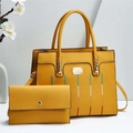 Details des gelben zweiteiligen Handtaschen-Sets mit Prägemuster und Marken-Metallschild - Gelb