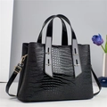 Borsa classica nera con motivo a coccodrillo, tracolla regolabile e fibbia in metallo dorato - Nero