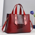 Borsa classica bordeaux con motivo a coccodrillo, doppi manici e dettagli dorati - Rosso