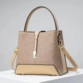 Elegante borsa a secchiello con pizzo floreale e rifiniture in pelle beige su espositore - Cachi