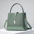 Borsa a secchiello verde salvia con inserti in pizzo e tracolla regolabile - Verde
