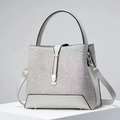 Elegante borsa a secchiello in pizzo grigio chiaro con finiture in pelle e fibbia oro - Grigio