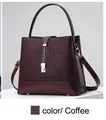 Dettaglio della borsa a secchiello in pelle marrone con elegante trama pizzo floreale - caffè