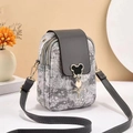 Blumendruck-Handytasche mit goldenem Maus-Anhänger und grauem Lederriemen - Grau