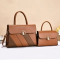 Detalle del conjunto de bolso tote y mini neceser de cuero con hebilla plateada C - Amarillo Tierra