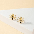 Gotische vergoldete Spinne Ohrstecker mit schwarzer Emaille auf weißem Steinsockel - Gold