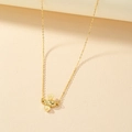 Elegante gouden bijen hanger ketting met minimalistische schakels in zacht natuurlijk licht - Goud