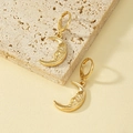 Boucles d'oreilles pendantes croissant de lune doré avec fermeture anneau poli élégante - Or