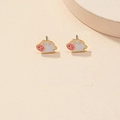 Primer plano de pendientes de cerdo en esmalte blanco con narices rosas y base dorada - Estilo Cerdo