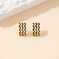 Minimalistische gegolfde emaille oorbellen in goud en zwart met een modern golfpatroon - Goud Zwart
