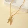 Elegante collana dorata con doppi ciondoli a piuma e catena sottile a forma di Y - Oro