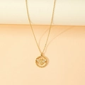 Collana con ciondolo ape dorata e cornice intrecciata su una raffinata catena a croce - Oro