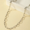 Collana a catena a graffetta in argento lucido su supporto geometrico con finitura metallica - Oro Bianco