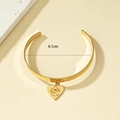 Minimalistische gouden armband met hart hanger letter S, open manchet van 6.1cm - Hart Letter S