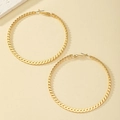 Boucles d'oreilles créoles dorées avec chaîne torsadée sur fond en pierre texturée - Doré