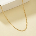 Minimalistische goldene Gliederkette mit flachen rechteckigen Gliedern auf beigem Grund - Gold