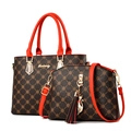 Dunkelbraune Monogramm-Tote und rote Schultertasche Set mit Quaste und Anhänger - Dunkelkaffee-Monogramm (Rot)
